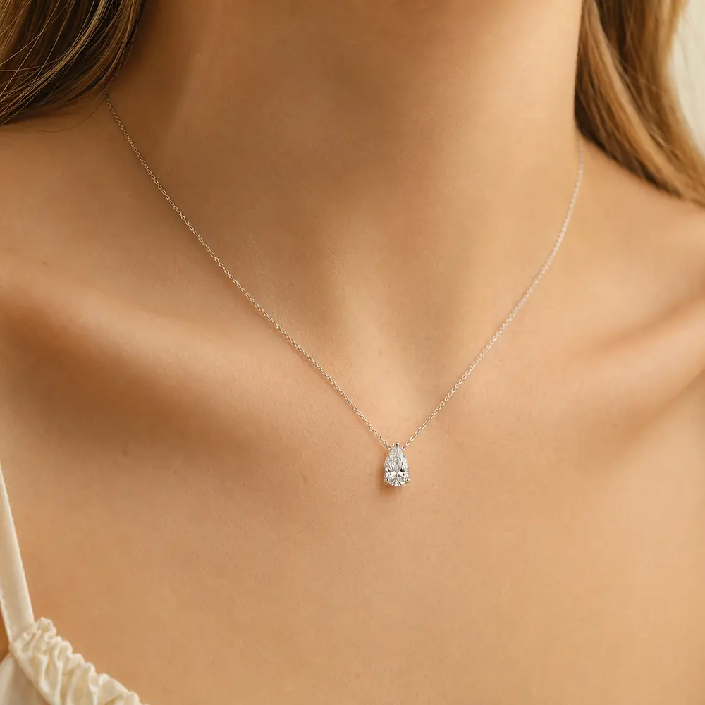 The Amélie Pear worn on model