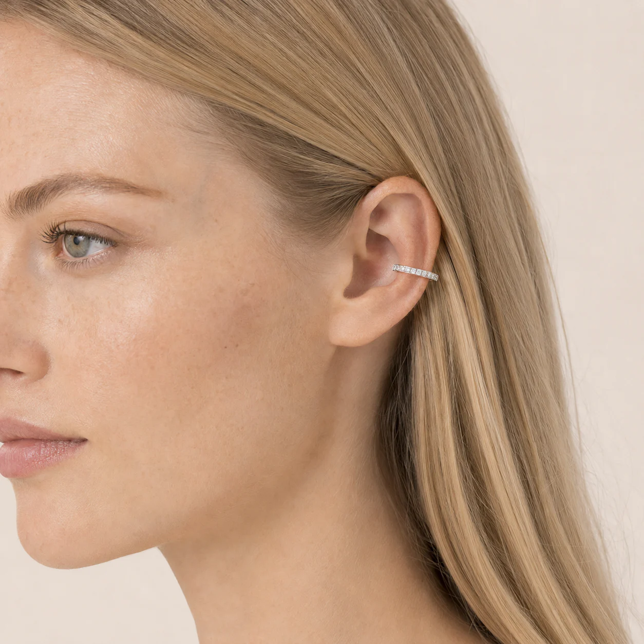 The Éclat Ear Cuff worn on model in white gold