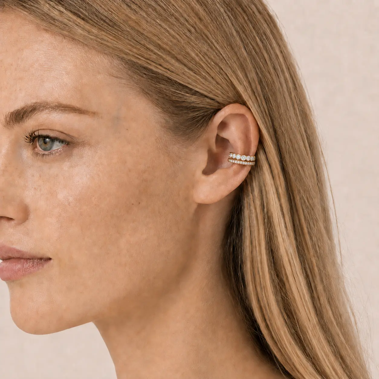 The Duo Éclat Ear Cuff worn on model in yellow gold